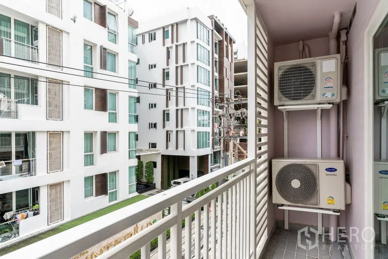 公寓 出租在Watthana, Bangkok - 小阳台放置空调外机，可眺望周边建筑。