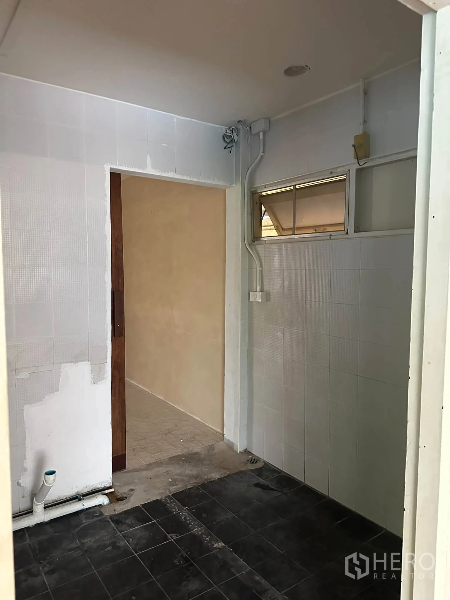 พื้นที่ขายของ for rent in Khlong Toei, Bangkok - พื้นที่เซอร์วิสกรุผนังกระเบื้องสีขาวพร้อมจุดงานระบบประปา