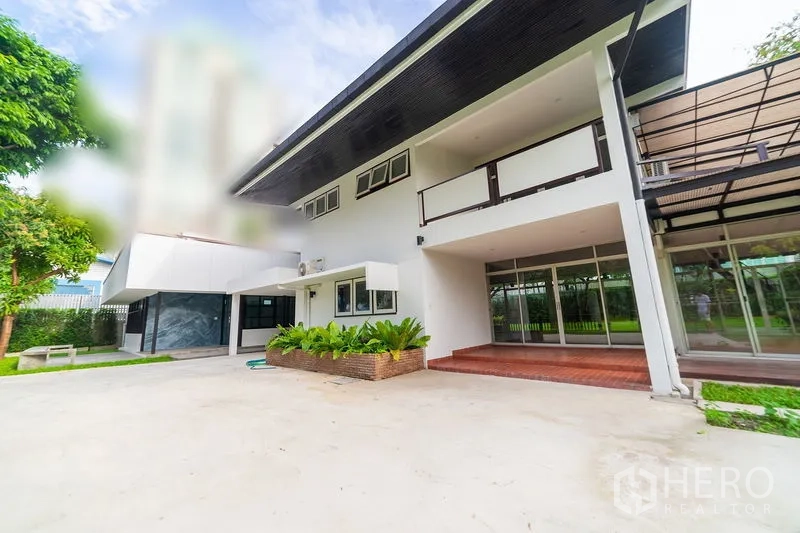 独立式住宅 出租在Khlong Toei, Bangkok - 两层现代独栋住宅外观，宽阔车道与绿意花园