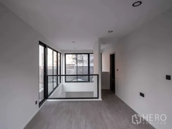 带办公室的家 出售在Lat Phrao, Bangkok - 夹层平台，玻璃护栏与转角窗