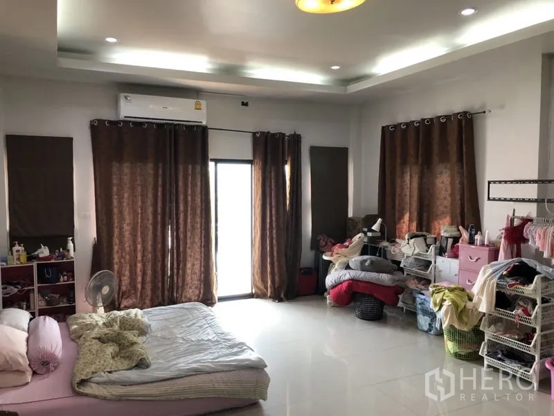 บ้าน ขายในLam Luk Ka, Pathum Thani - ห้องนอนกว้าง ผ้าม่านสีน้ำตาลและพื้นเงา