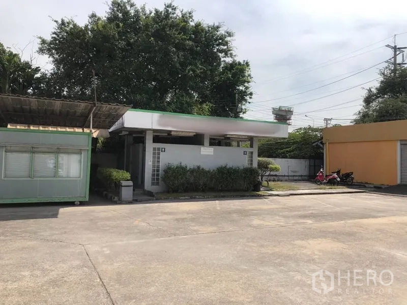 คลังสินค้า ให้เช่าในBang Khen, Bangkok - อาคารห้องน้ำส่วนกลางและป้อมภายในโครงการโกดัง