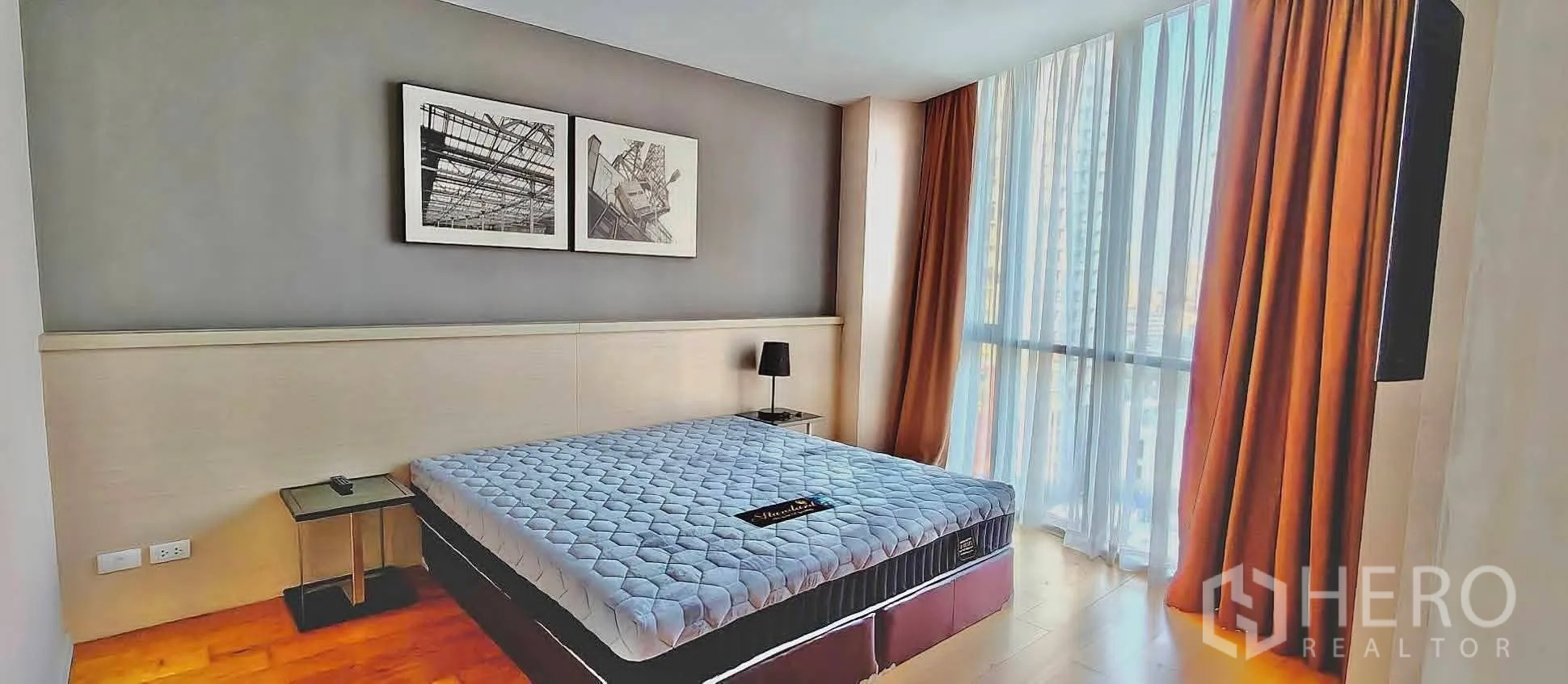 公寓 for rent in Watthana, Bangkok - 卧室配落地窗、木地板、床头柜与遮光窗帘。