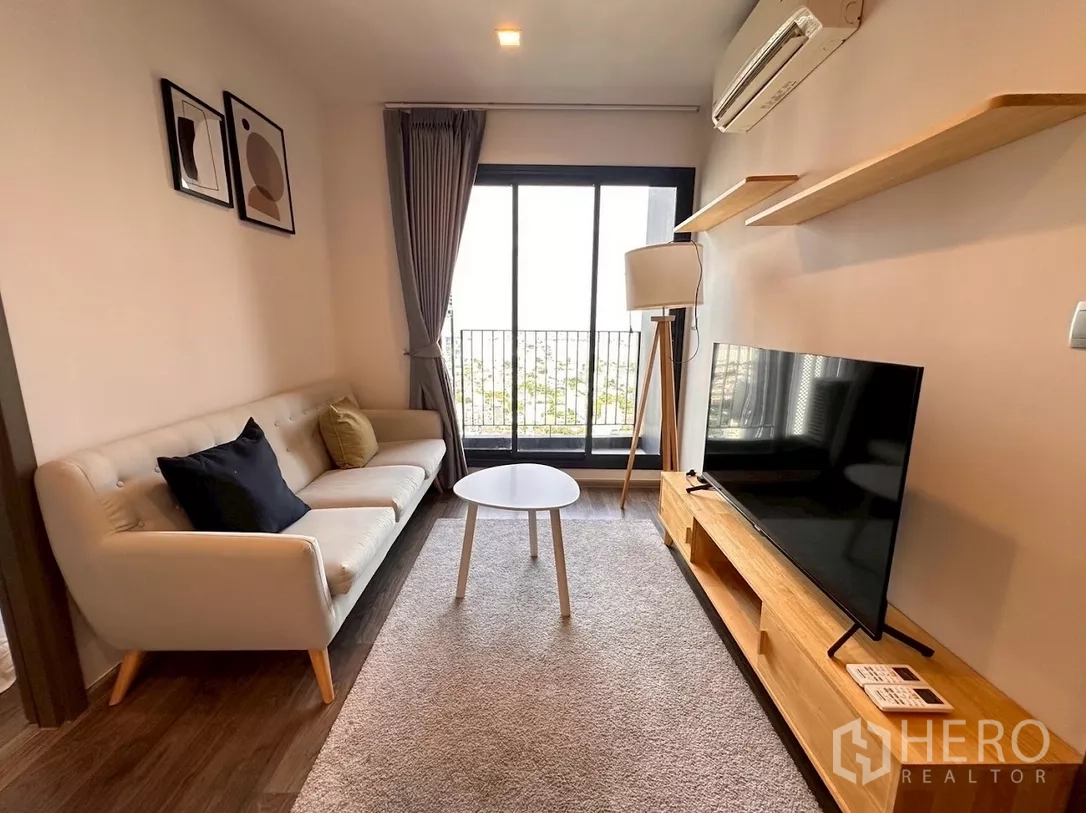 公寓 出租在Chatuchak, Bangkok - 起居区面向落地推拉门，城市景观与壁挂置物架。