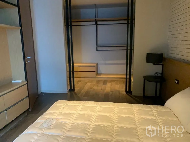 公寓 出租在Watthana, Bangkok - 卧室连接步入式衣帽间，配套层架与挂杆。