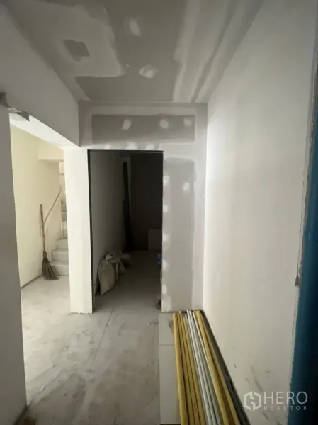 店屋 出租在Watthana, Bangkok - 翻新中的走廊，石膏板墙与储物区。