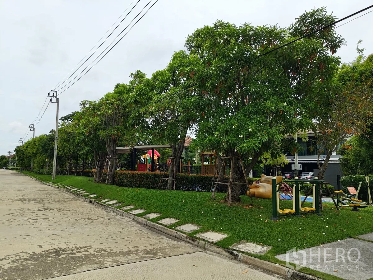 Detached House for sale in Bang Kapi, Bangkok - Quiet estate street bordering a green park area with mature trees.