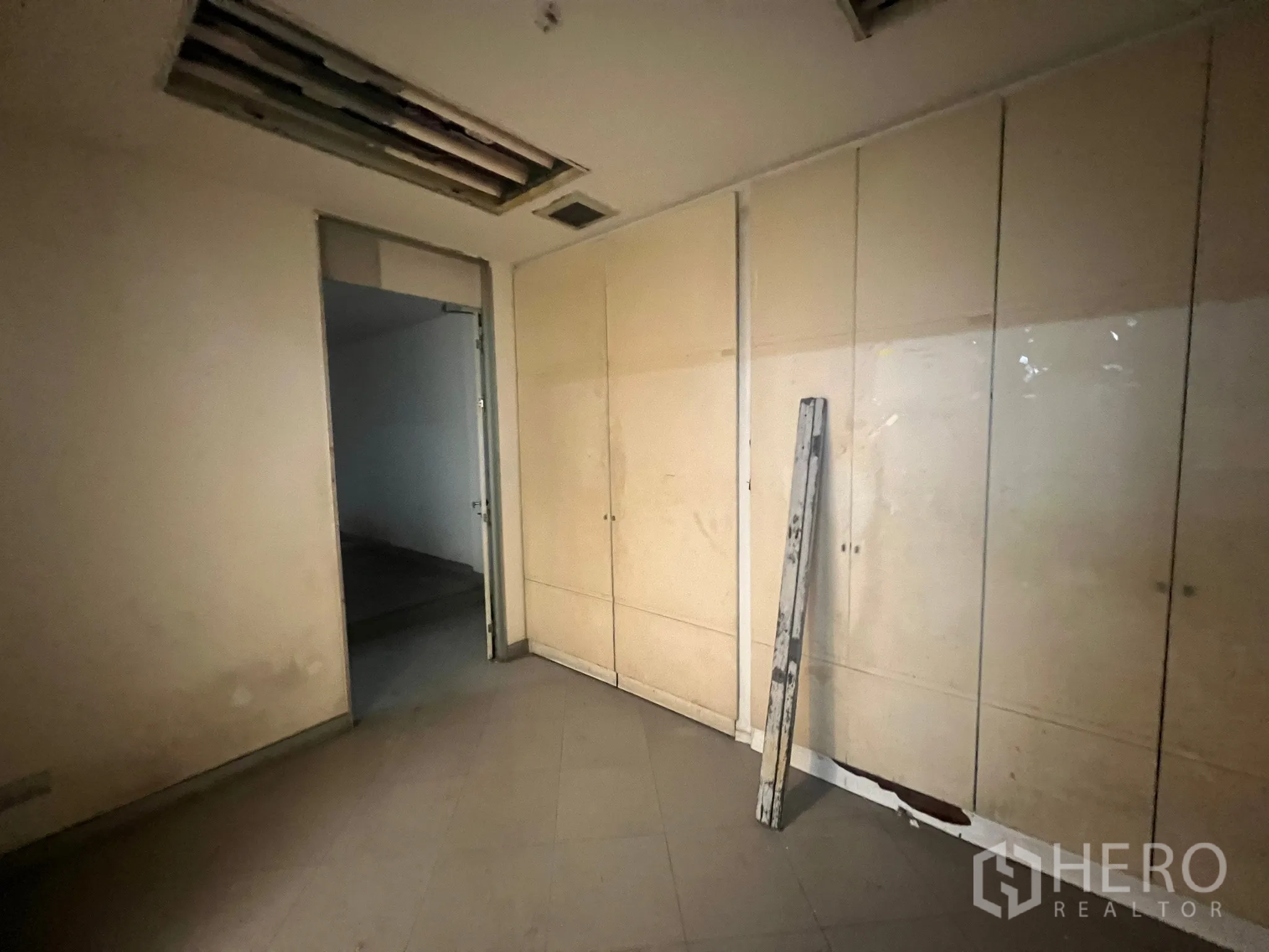店屋 出租在Watthana, Bangkok - 小房间配内置柜与梯子，可作储物或小型办公室。