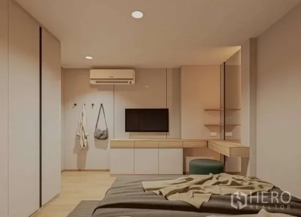 คอนโด ให้เช่าในHuai Khwang, Bangkok - มุมห้องนอนเห็นผนังทีวี โต๊ะเครื่องแป้ง และเครื่องปรับอากาศ