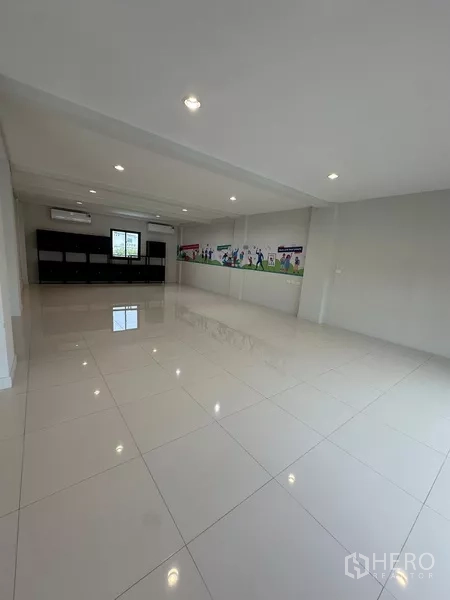 สำนักงานที่บ้าน ให้เช่า - ห้องอเนกประสงค์ปูกระเบื้องสว่าง มีไฟดาวน์ไลท์และภาพกราฟิกผนัง