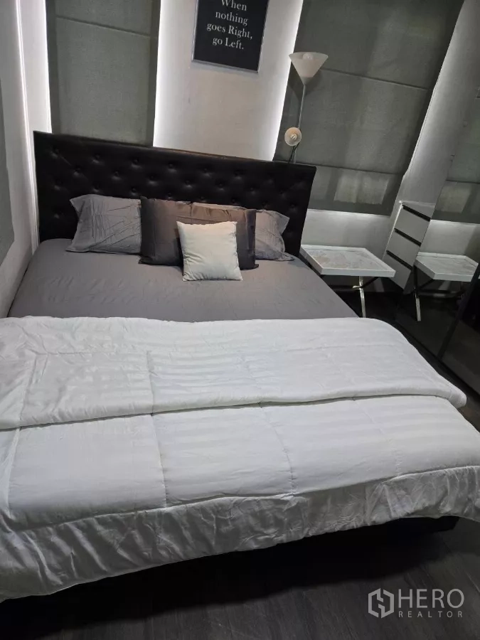 บ้าน ให้เช่าหรือขายในBang Phli, Samut Prakan - ห้องนอนรับรอง หัวเตียงบุผ้า เตียงใหญ่ และม่านกันแสง