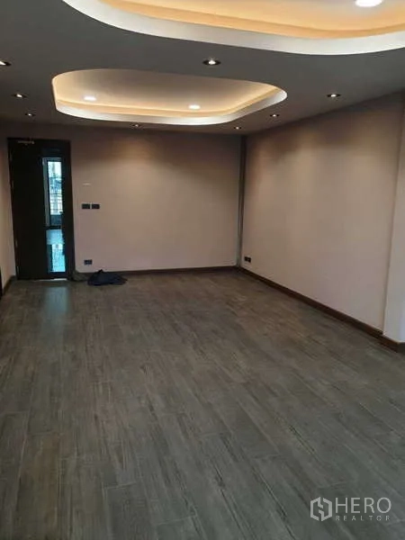 Home Office for rent in Khlong Toei, Bangkok - Alternate view of the same room showing cove lighting and entry door.