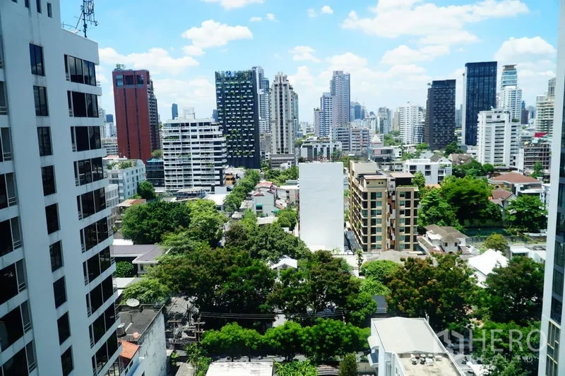คอนโด ให้เช่าในWatthana, Bangkok - วิวสกายไลน์สุขุมวิท ท่ามกลางต้นไม้และตึกสูงใต้ท้องฟ้าสีฟ้า