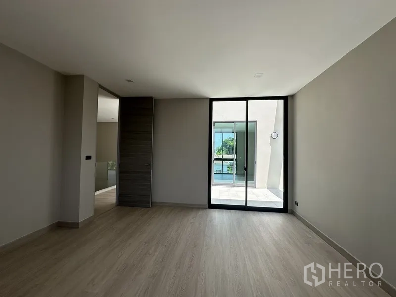 家庭办公室 for rent or sale in Suan Luang, Bangkok - 露天露台铺砖，设玻璃护栏与相连房间。