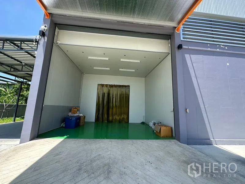 工厂 出租或出售在Lam Luk Ka, Pathum Thani - 带坡道的装卸月台，卷闸门，后方为洁净室式软帘入口。