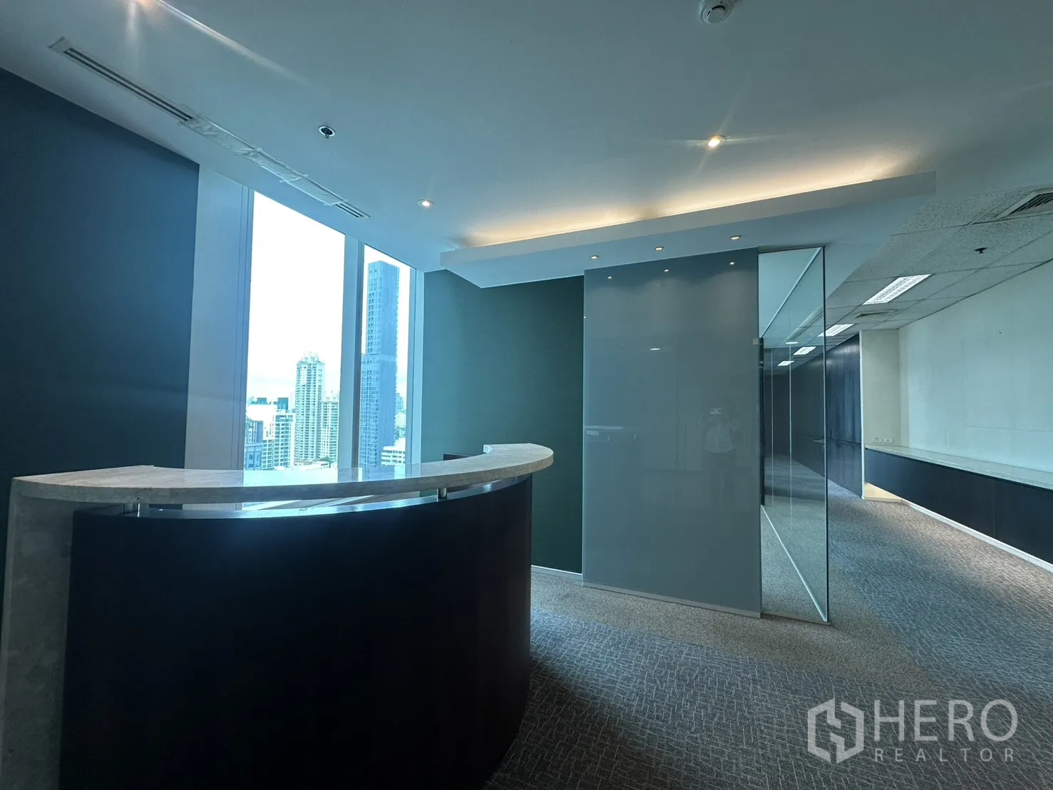 办公室 for rent in Watthana, Bangkok - 前台区域配弧形接待台、落地窗与城市天际线景观。