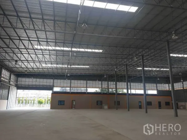 货栈 出租在Chachoengsao - 带内部办公室模块的宽阔仓库大厅，周边设通风百叶。