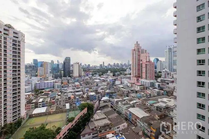 Condominium for rent in Khlong Toei, Bangkok - High-floor city skyline view over Sukhumvit from the condominium.