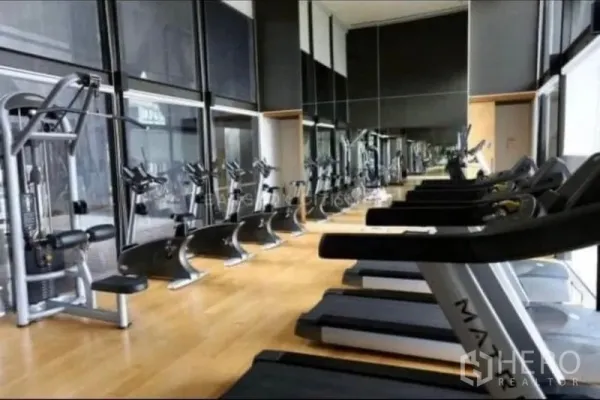 Condominium for rent in Sathon, Bangkok - Condo fitness center with treadmills, bikes and weight machines beside mirrored walls
