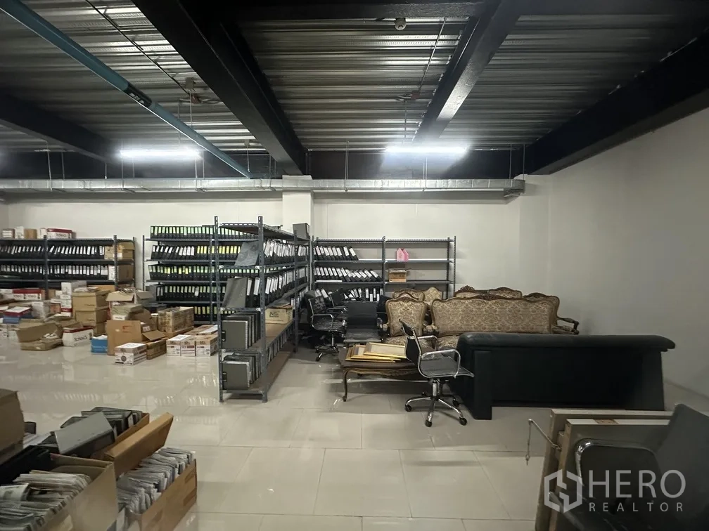 工厂 for rent in Lam Luk Ka, Pathum Thani - 档案与仓储间，金属货架和纸箱存放。