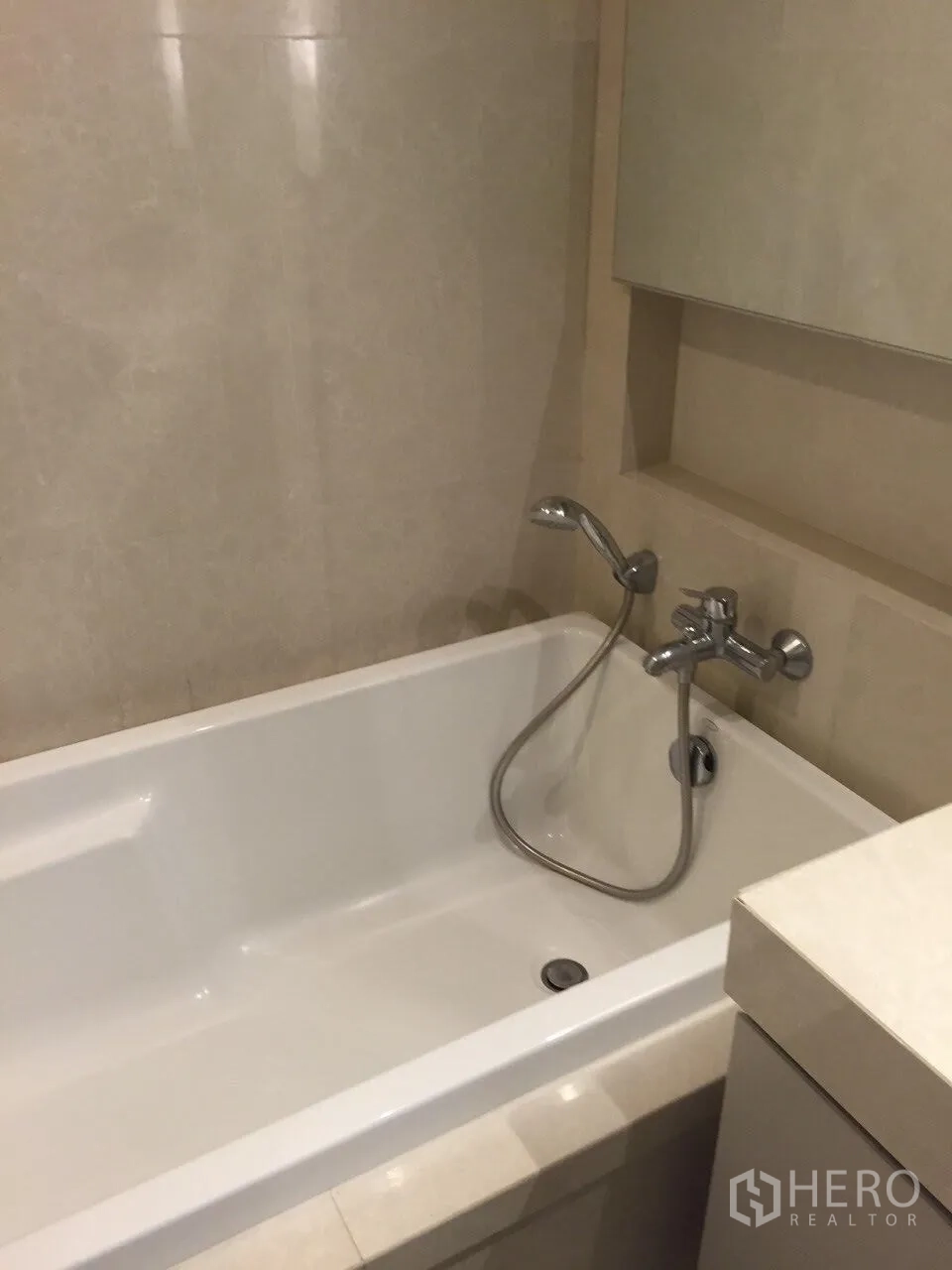 คอนโด ให้เช่าในWatthana, Bangkok - ห้องน้ำพร้อมอ่างอาบน้ำแบบบิลท์อินและฝักบัวมือถือ ผนังกรุหินอ่อนโทนอ่อน