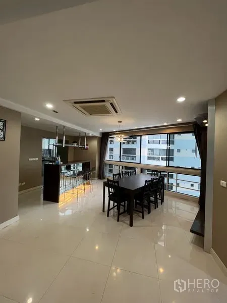 公寓 出租 - 开放式餐厅与吧台，大幅窗户，城市景观。
