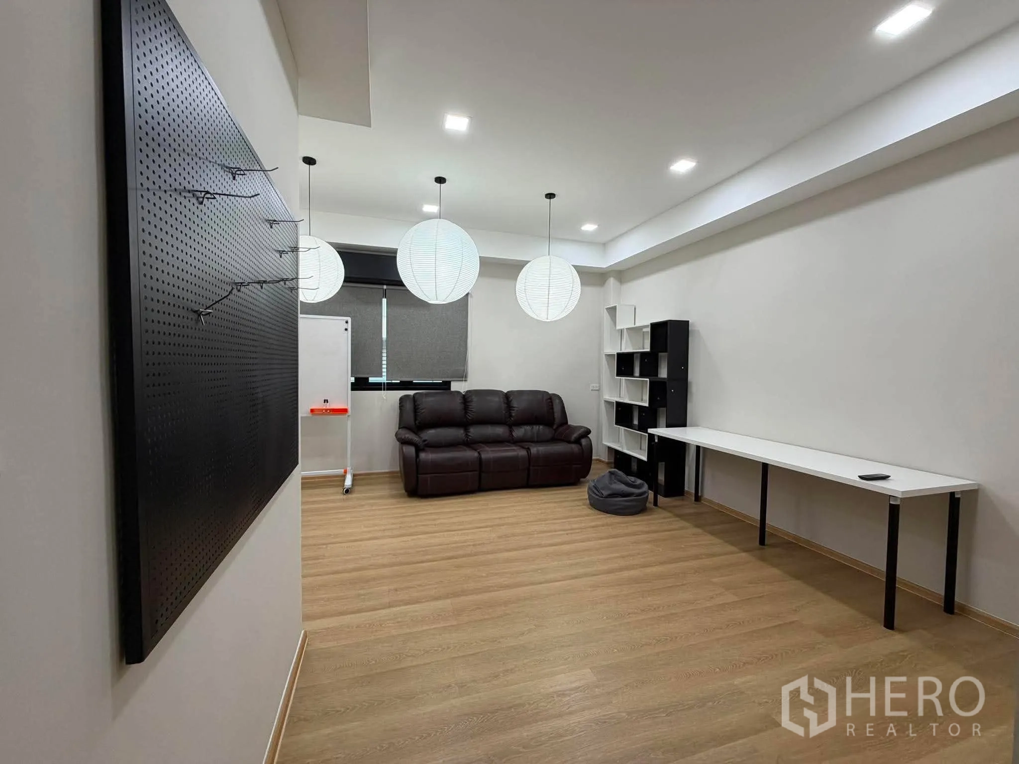 家庭办公室 for rent in Phra Khanong, Bangkok - 大型多功能房，洞洞板、躺椅沙发、书架与长桌。