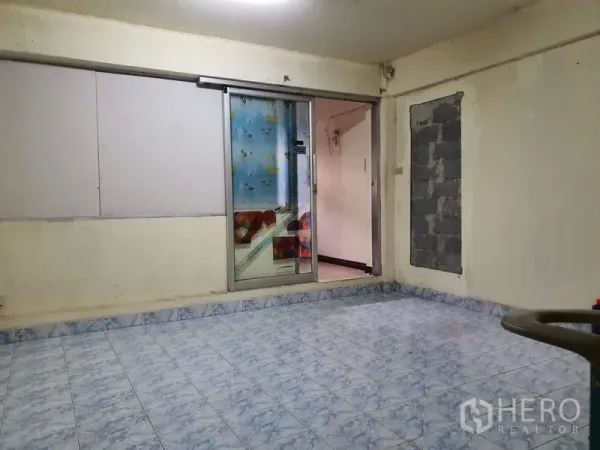 店屋 出租在Bang Rak, Bangkok - 楼上一间带蓝色花纹地砖的房间，配滑动玻璃门。