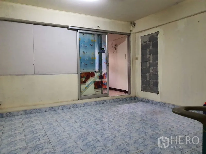店屋 出租在Bang Rak, Bangkok - 楼上一间带蓝色花纹地砖的房间，配滑动玻璃门。