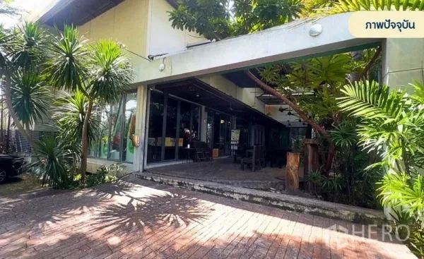 พื้นที่ขายปลีก ให้เช่าในWang Thonglang, Bangkok - ทางเข้าโรยอิฐและทางรถเข้า สู่พื้นที่หน้าร้านกระจก ล้อมด้วยต้นไม้เขียว