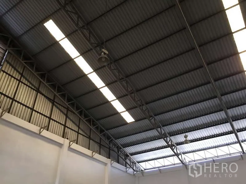 โรงงาน ให้เช่าในBang Bo, Samut Prakan - เพดานเมทัลชีทพร้อมไฟแถวยาวและพัดลมอุตสาหกรรมแขวน