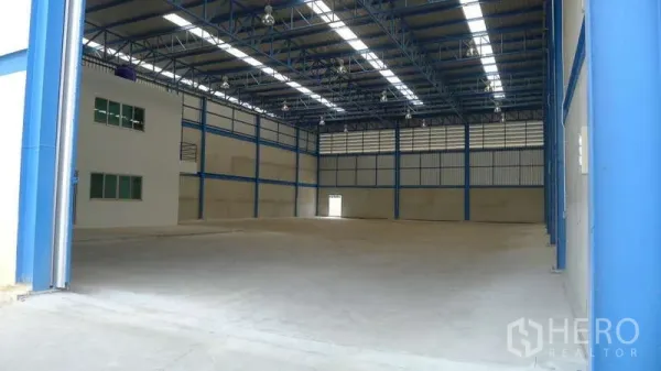 货栈 出租在Bang Phli, Samut Prakan - 宽大的单跨仓库空间，照明充足，入口开口宽大。