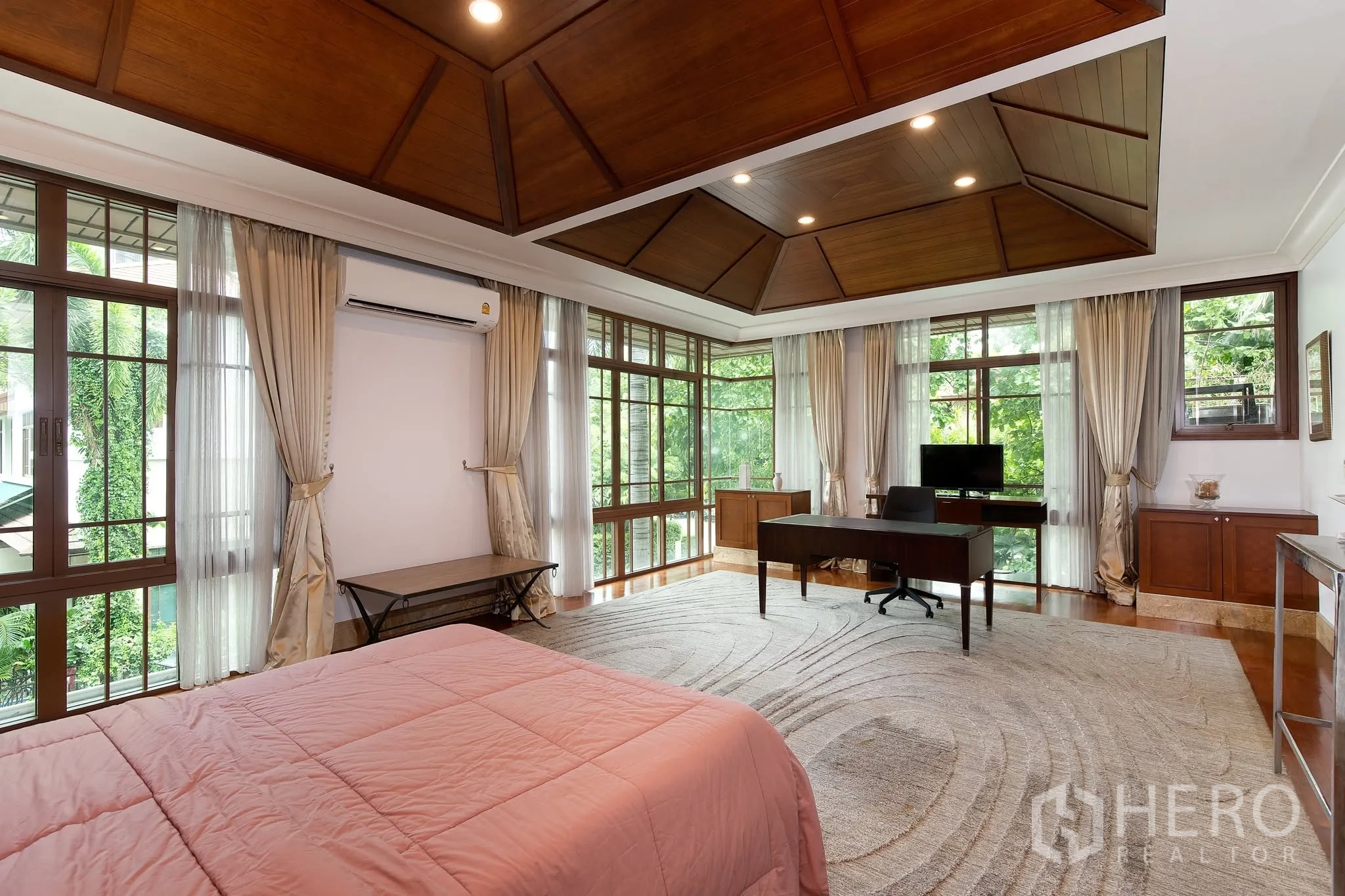 บ้านเดี่ยว for rent or sale in Watthana, Bangkok - ห้องนอนกว้างมีมุมนั่งเล่น โต๊ะทำงาน และหน้าต่างพาโนรามา