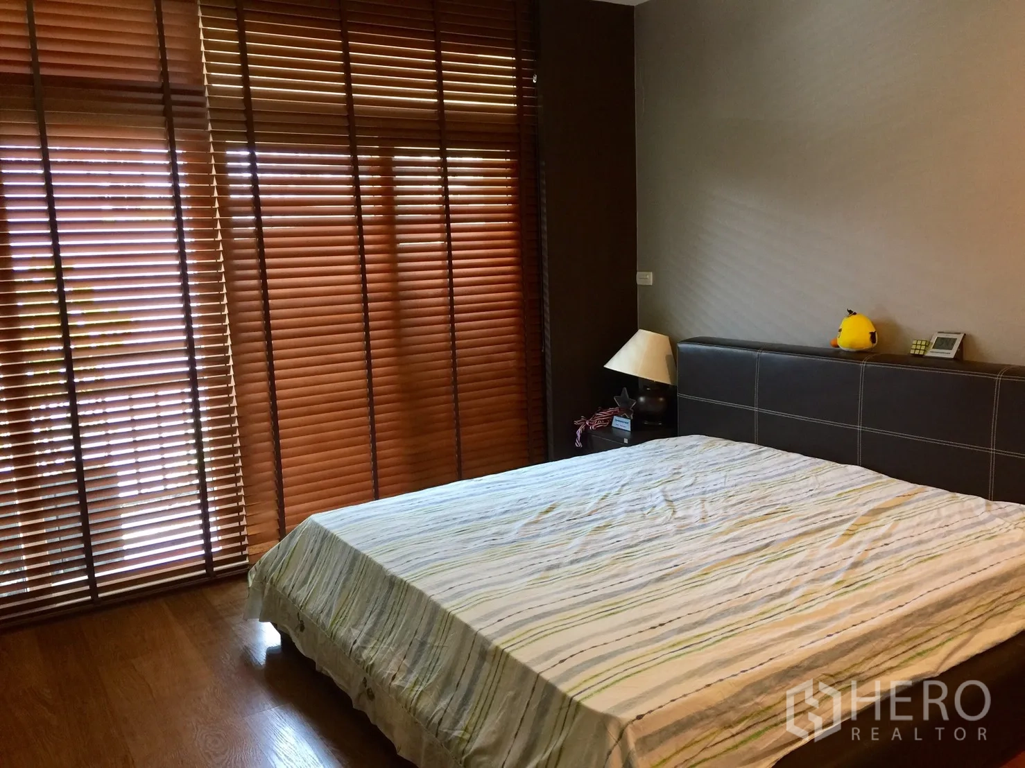 คอนโด ให้เช่าในWatthana, Bangkok - ห้องนอนที่สามเตียงขนาดใหญ่ ผนังโทนสุภาพ และมู่ลี่ไม้บานกว้างปรับแสงธรรมชาติ