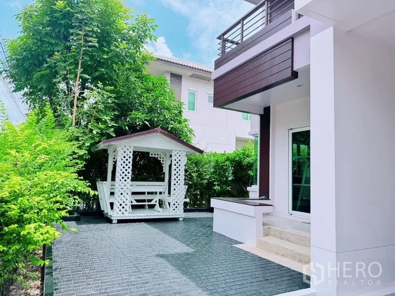 บ้าน ให้เช่าในPrawet, Bangkok - ลานบ้านพร้อมศาลานั่งเล่นสีขาว ข้างตัวบ้าน