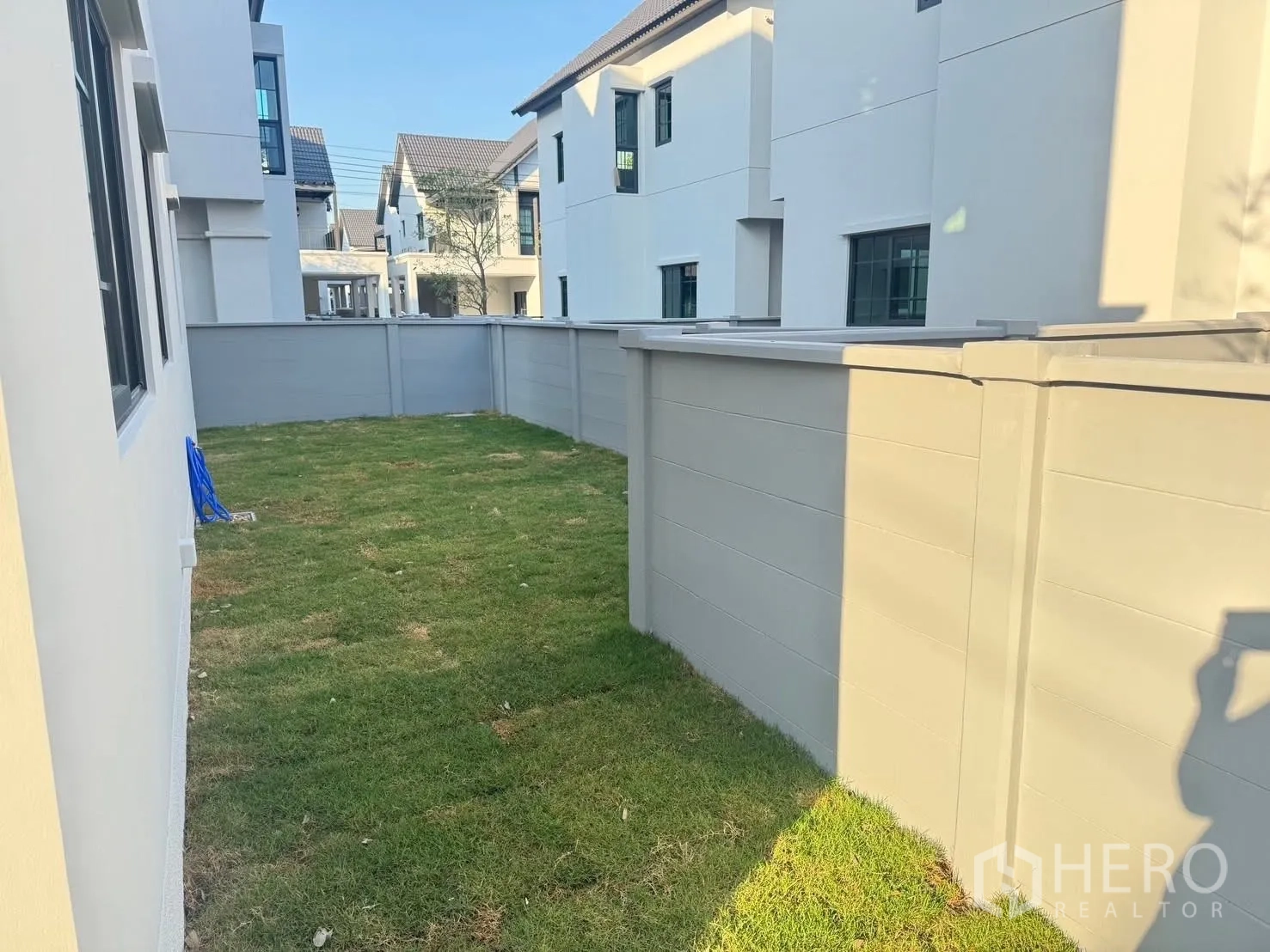 บ้าน for rent in Bang Phli, Samut Prakan - สนามหญ้าหลังบ้านมีรั้วทึบ ใกล้บ้านสไตล์โมเดิร์น โทนขาว