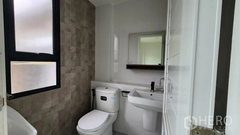 Home Office for rent - Bathroom with window, basin, mirror and modern fixtures.
