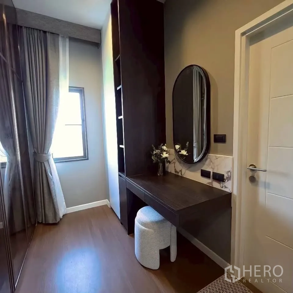Detached House for rent in Bang Phli, Samut Prakan - Dressing corner with mirror, shelves, and a window with drapes.