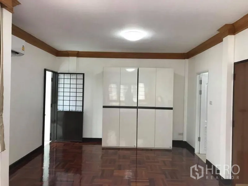 独立式住宅 出租在Khlong Toei, Bangkok - 大卧室，亮面木地板与独立白色衣柜