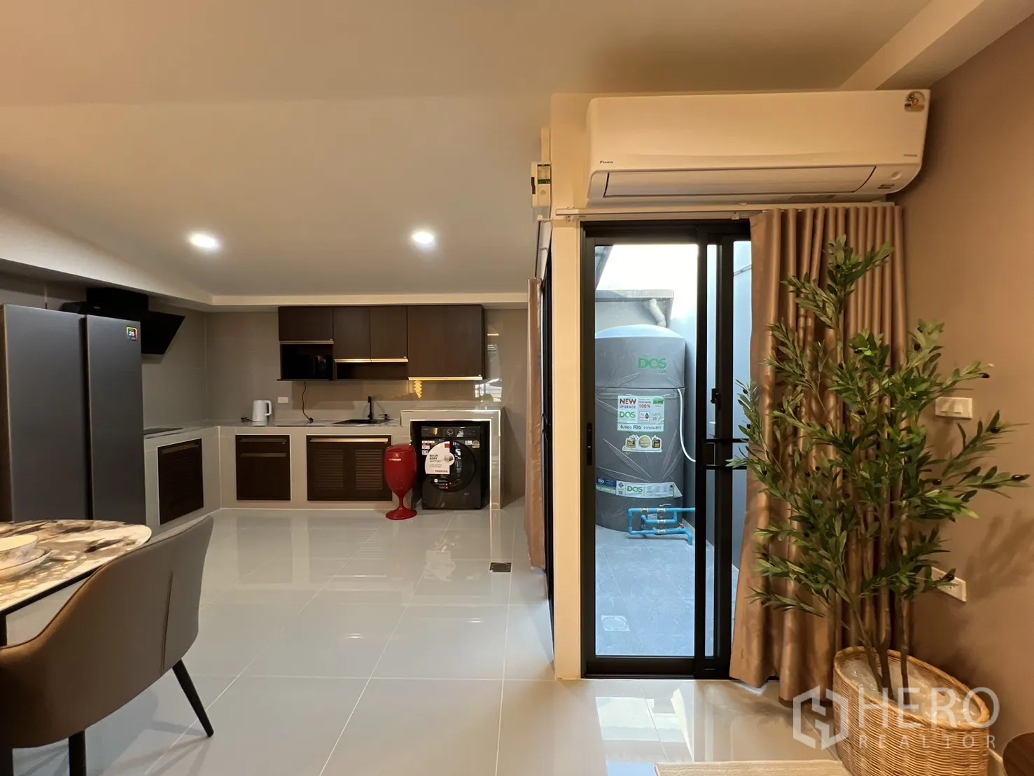 ทาวน์เฮาส์ for rent in Bang Phli, Samut Prakan - ครัวเชื่อมต่อประตูกระจกเลื่อนไปยังลานอเนกประสงค์ พร้อมเครื่องปรับอากาศ เครื่องซักผ้า และตู้เย็น