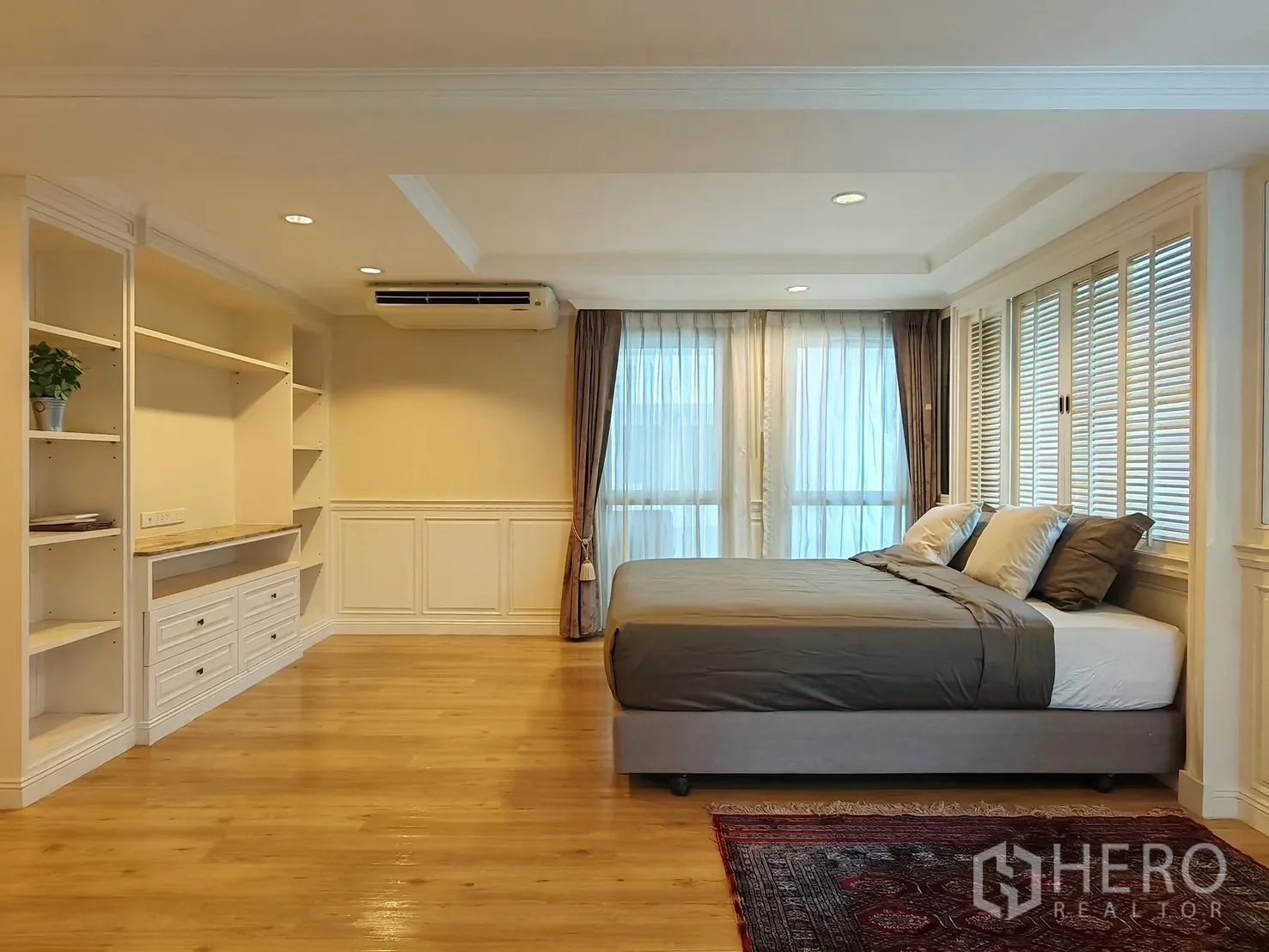 คอนโด ให้เช่าในPathum Wan, Bangkok - ห้องนอนใหญ่ เตียงคิงไซซ์ ตู้บิลท์อิน และหน้าต่างมุมห้อง