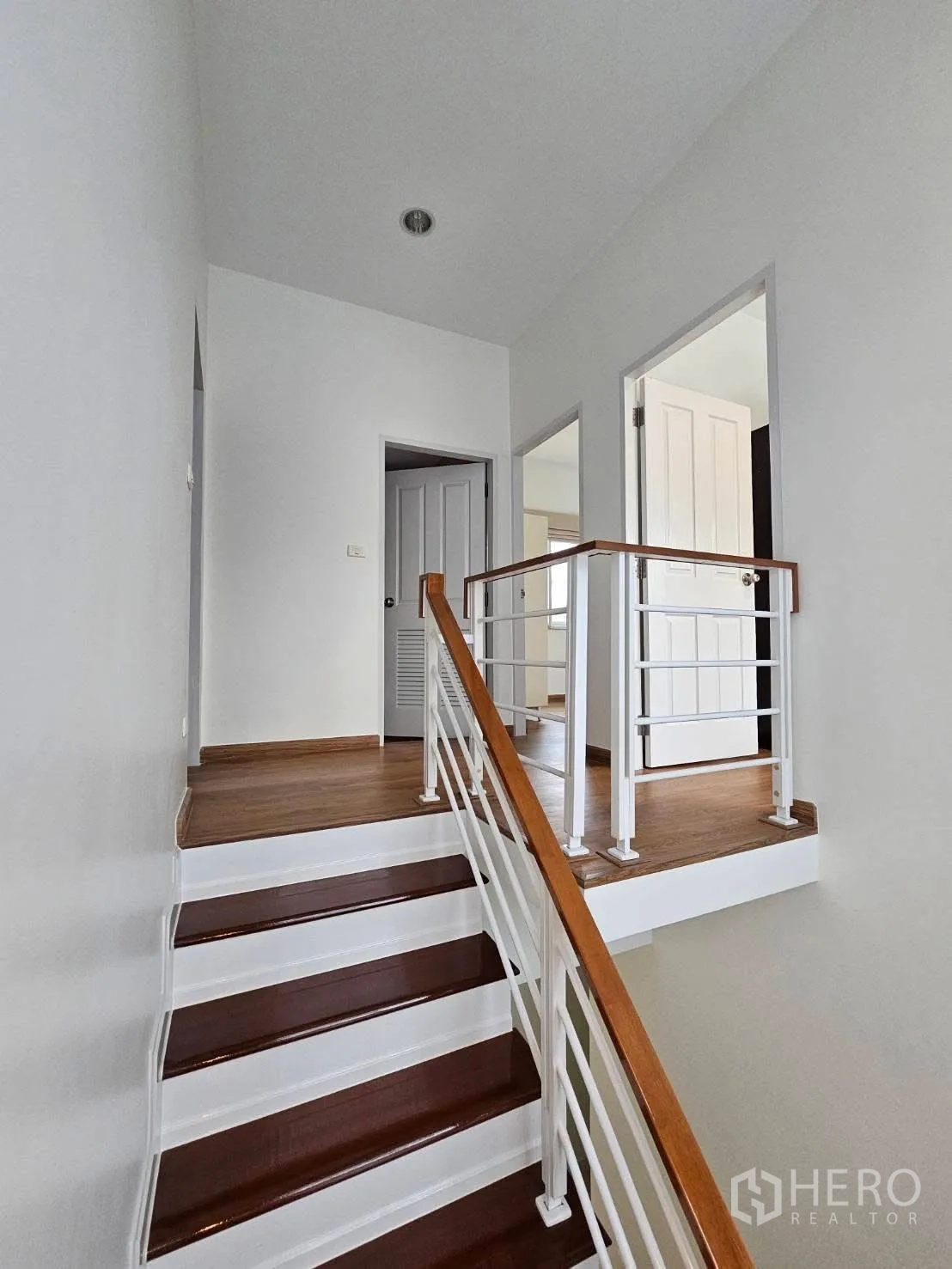 บ้านเดี่ยว for rent in Bang Phli, Samut Prakan - โถงบันไดชั้นบน พื้นไม้และราวกันตกสีขาว