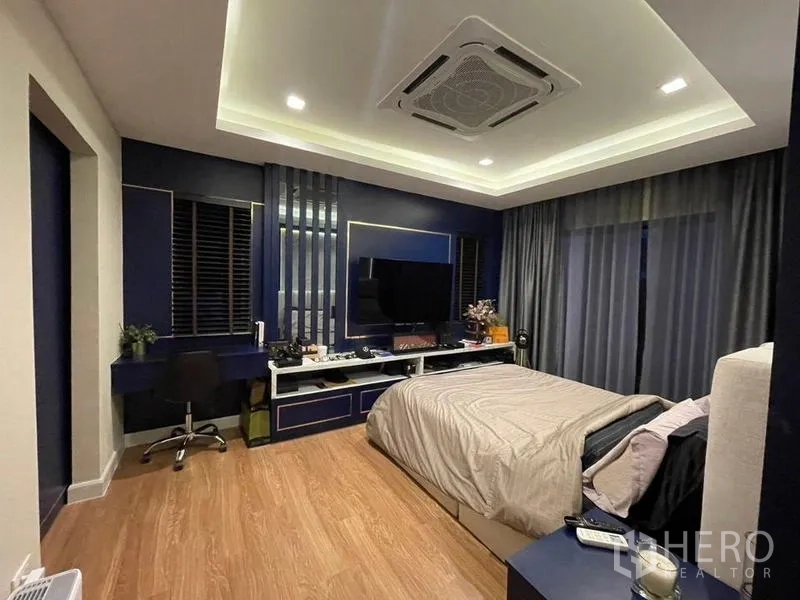 独立式住宅 出租 - 主卧，层级吊顶灯带、蓝色背景墙与书桌。