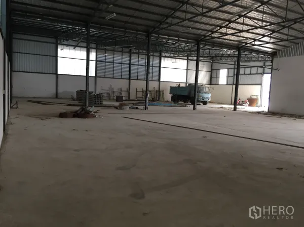 คลังสินค้า ให้เช่าในSaphan Sung, Bangkok - ฮอลล์โกดังช่วงกว้างไร้เสากั้น โครงสร้างเหล็ก พื้นคอนกรีต และทางเข้าขนถ่ายสินค้าขนาดใหญ่