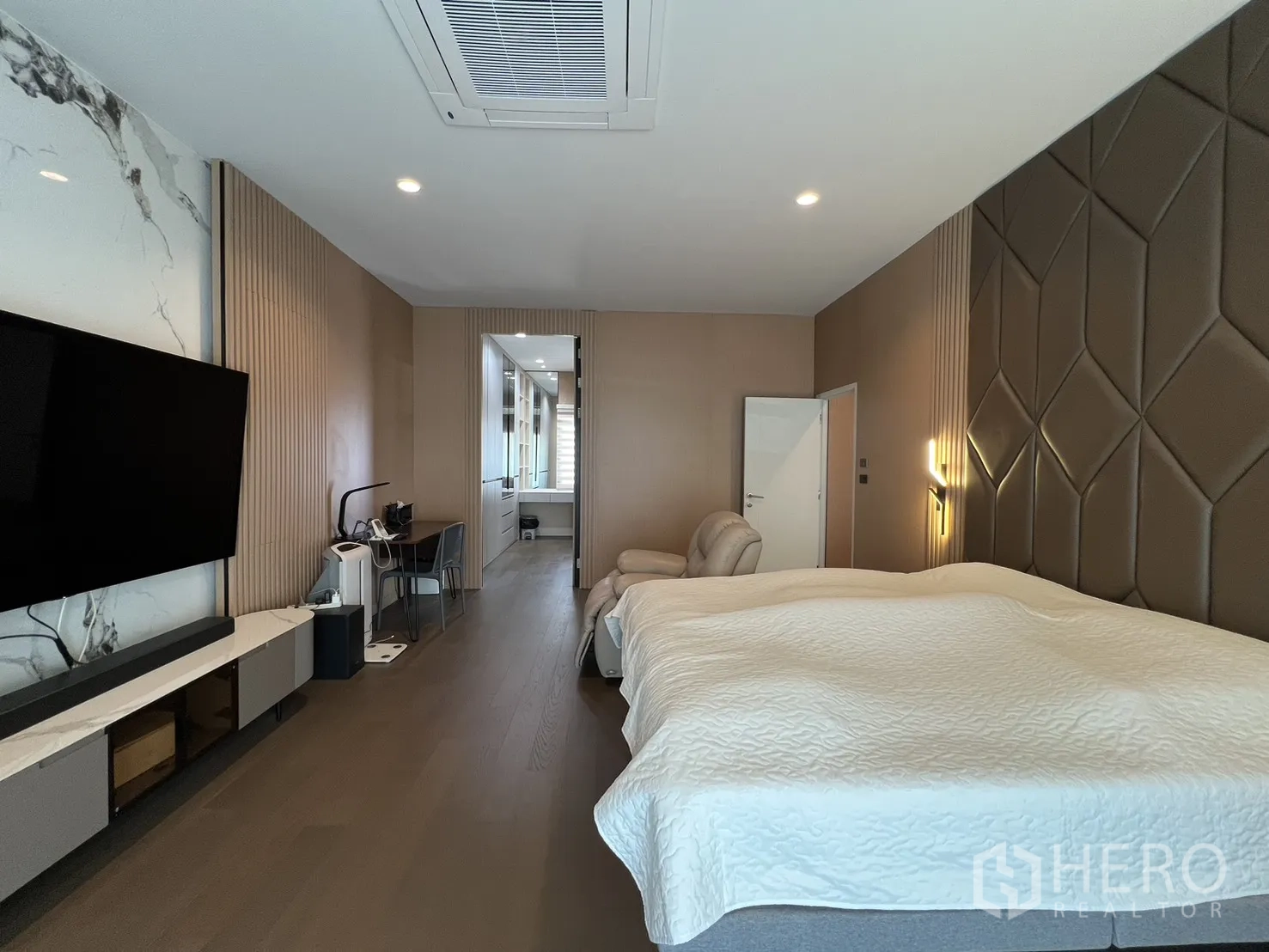 独立式住宅 出租或出售在Mueang Pathum Thani, Pathum Thani - 主套房视角，通往衣帽间与套卫。
