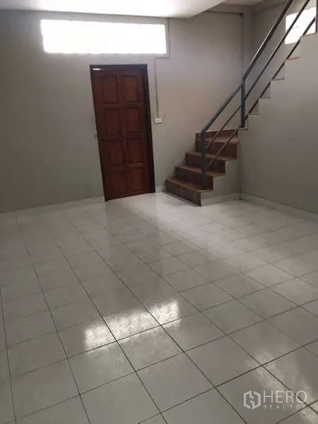 工厂 出租在Bang Phli, Samut Prakan - 一层办公室，瓷砖地面，带楼梯与木门