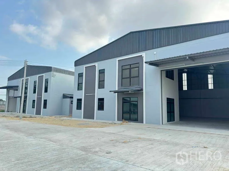 货栈 出租在Mueang Rayong, Rayong - 罗勇市区现代双联仓库，前方宽阔混凝土车道。