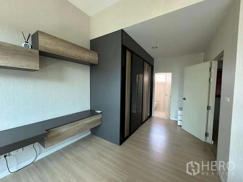 联排别墅 出租或出售在Wang Thonglang, Bangkok - 卧室带悬浮置物架、大衣柜，并可通往套内卫浴。
