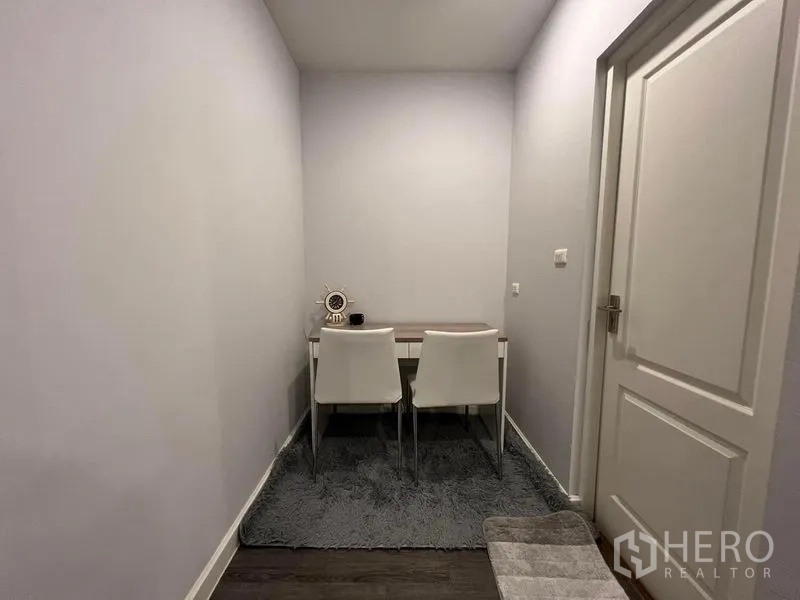Detached House for sale in Bang Kruai, Nonthaburi - Small study nook with desk and two chairs on a rug.