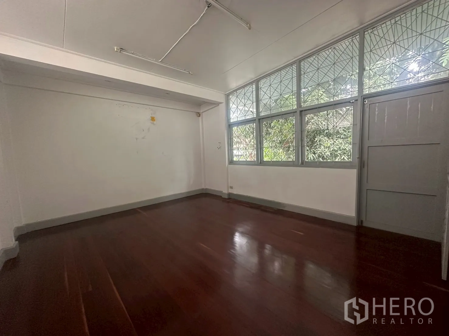独立式住宅 出租在Watthana, Bangkok - 卧室或书房，带大面积格栅窗，可望花园。
